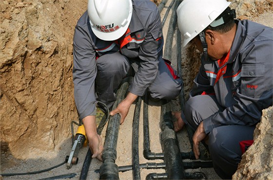 沃富地源熱泵水平連管---沃富地源熱泵---沃富新能源---煙臺小紅帽公司地源熱泵施工現場 沃富地源熱泵水平連管---沃富地源熱泵---沃富新能源---煙臺小紅帽公司地源熱泵施工現場