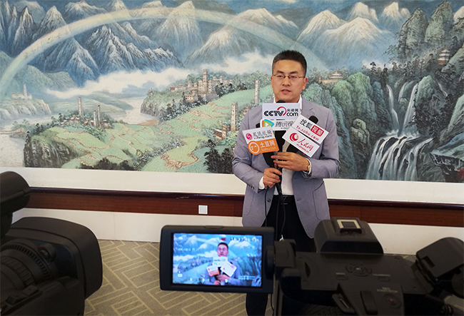 青島沃富新能源科技有限公司鄭總接受各大媒體的采訪，青島沃富新能源科技有限公司