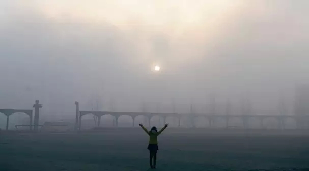 PM2.5指數爆表,城市全部陷入蒙蒙霧天 PM2.5指數爆表,城市全部陷入蒙蒙霧天